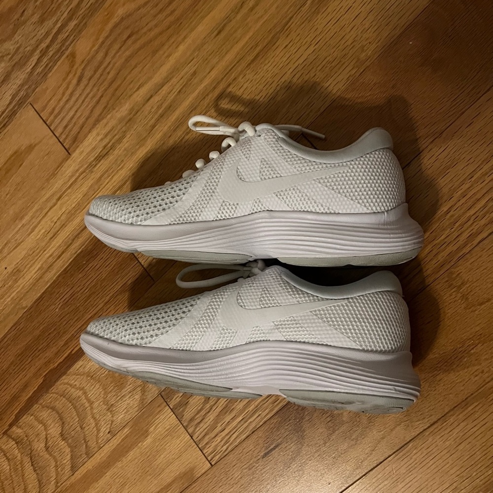 LIKE NEW NIKE Revolution 4 White Shoes, Women’s Size 6 - Picture 2 of 7